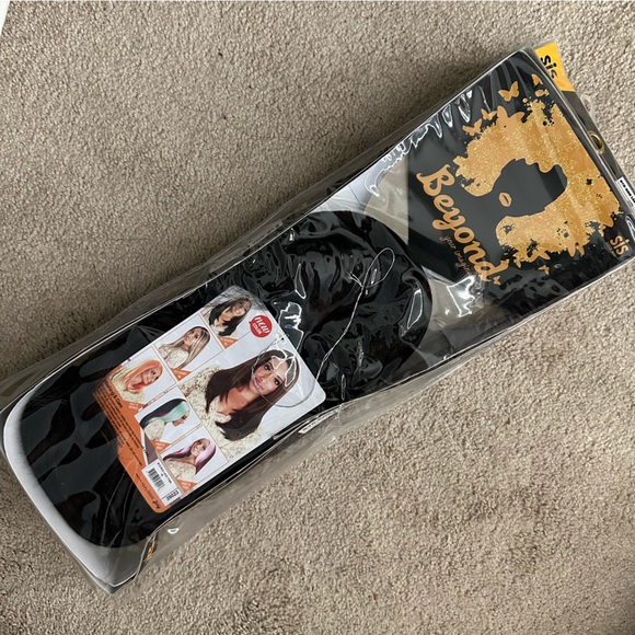 Lace Front Wig
• NEVER WORN • - Picture 4 of 7